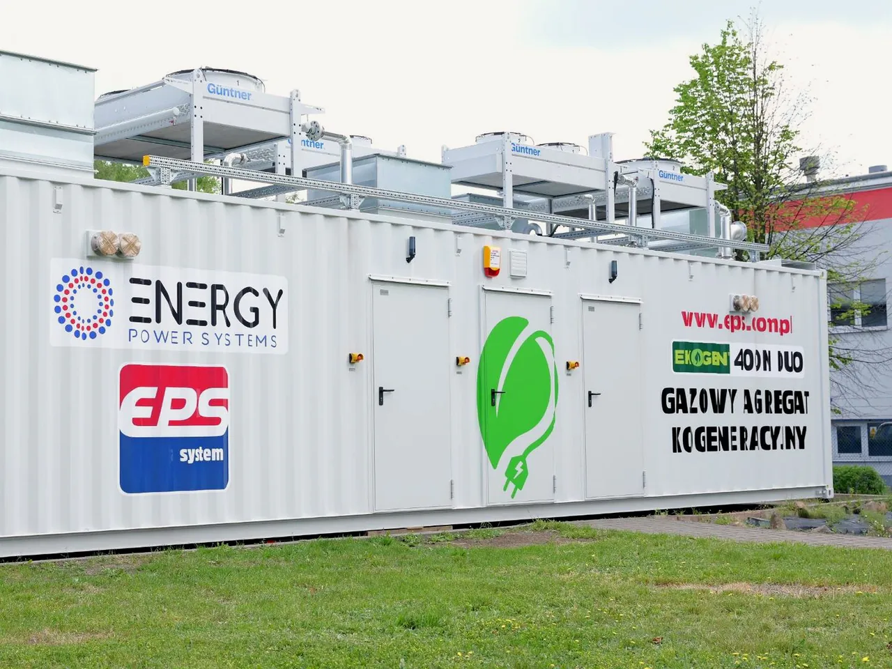 Gazowy agregat kogeneracyjny EKOGEN 400M DUO w zabudowie kontenerowej z chłodnicami dachowymi